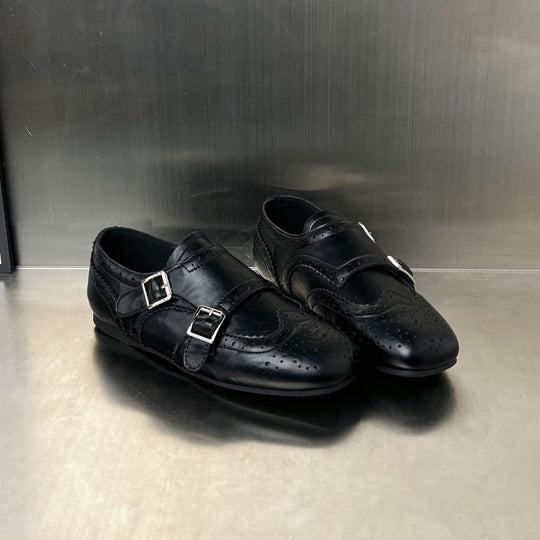 Damen elegante Mokassins mit modischen Schnallen und perforierten Details EB