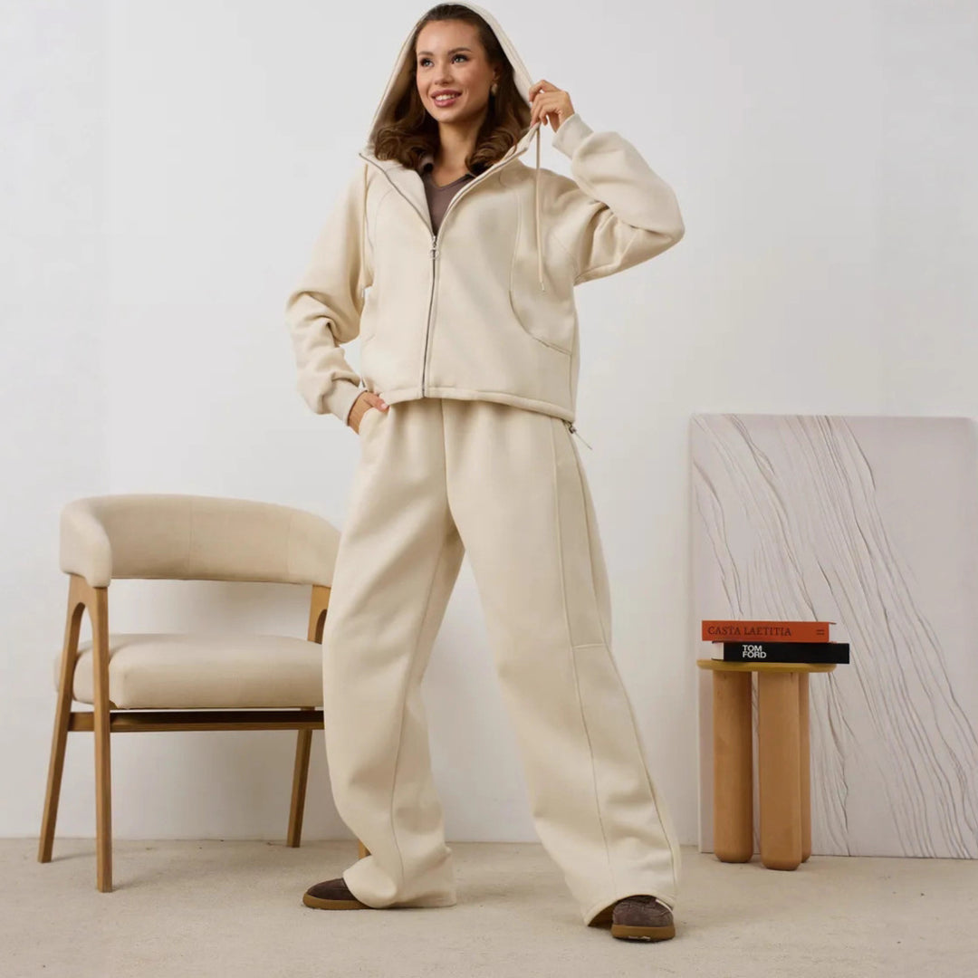 Damen Oversize-Zip-Hoodie mit Kängurutasche und hochgeschnittener Sweathose mit weiter Beinführung Set Eichborn Berlin