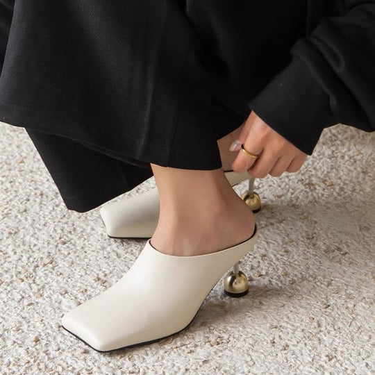 Damen elegante Mules mit goldenen Absatzakzenten EB