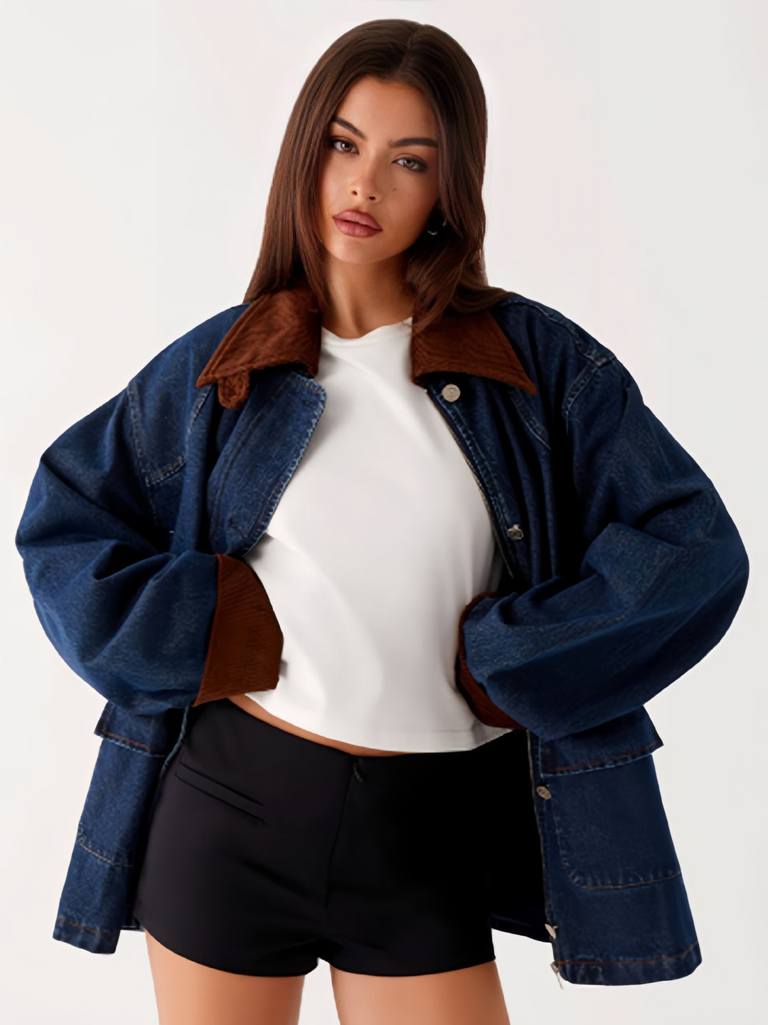 Damen Denimjacke mit Kapuze und kontrastierenden Ärmeln EB