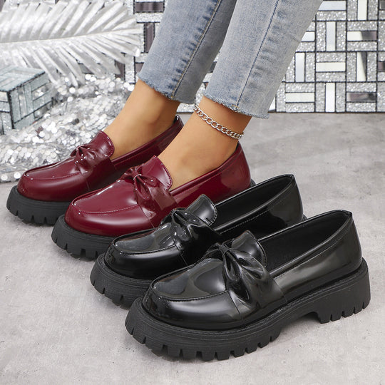 Damen  glänzende Plateau-Loafer mit übergroßer Schleifenapplikation und profilierter Gummisohle EB