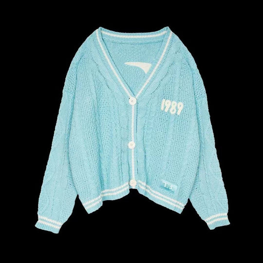 Damen nan kurze gestrickte V Ausschnitt Strickjacke mit Zopfmuster und Perlmuttknöpfen EB