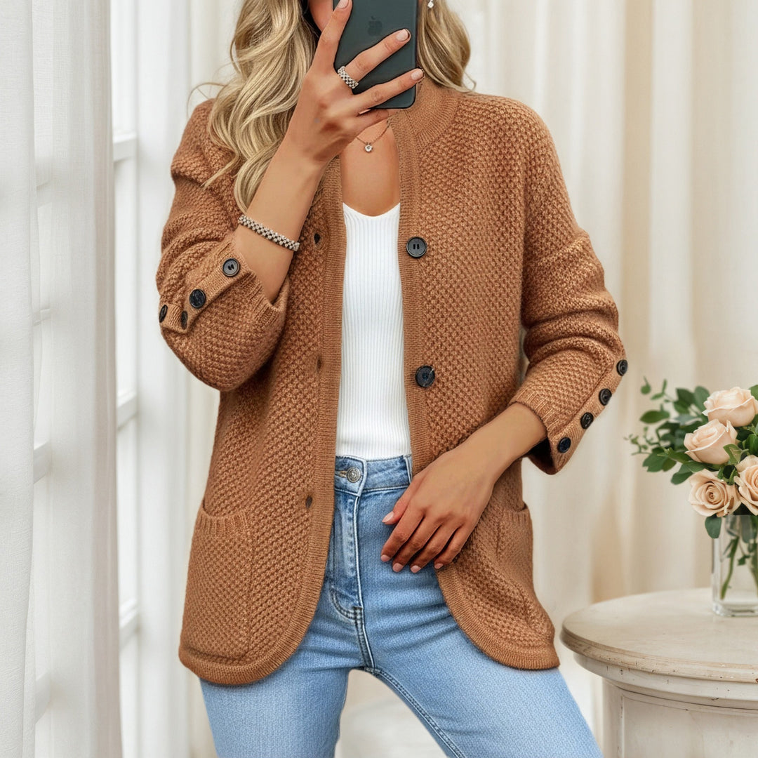 Damen nan strukturierte Oversize-Strickjacke mit dekorativer Ärmel-Knopfleiste und aufgesetzten Tasche EB