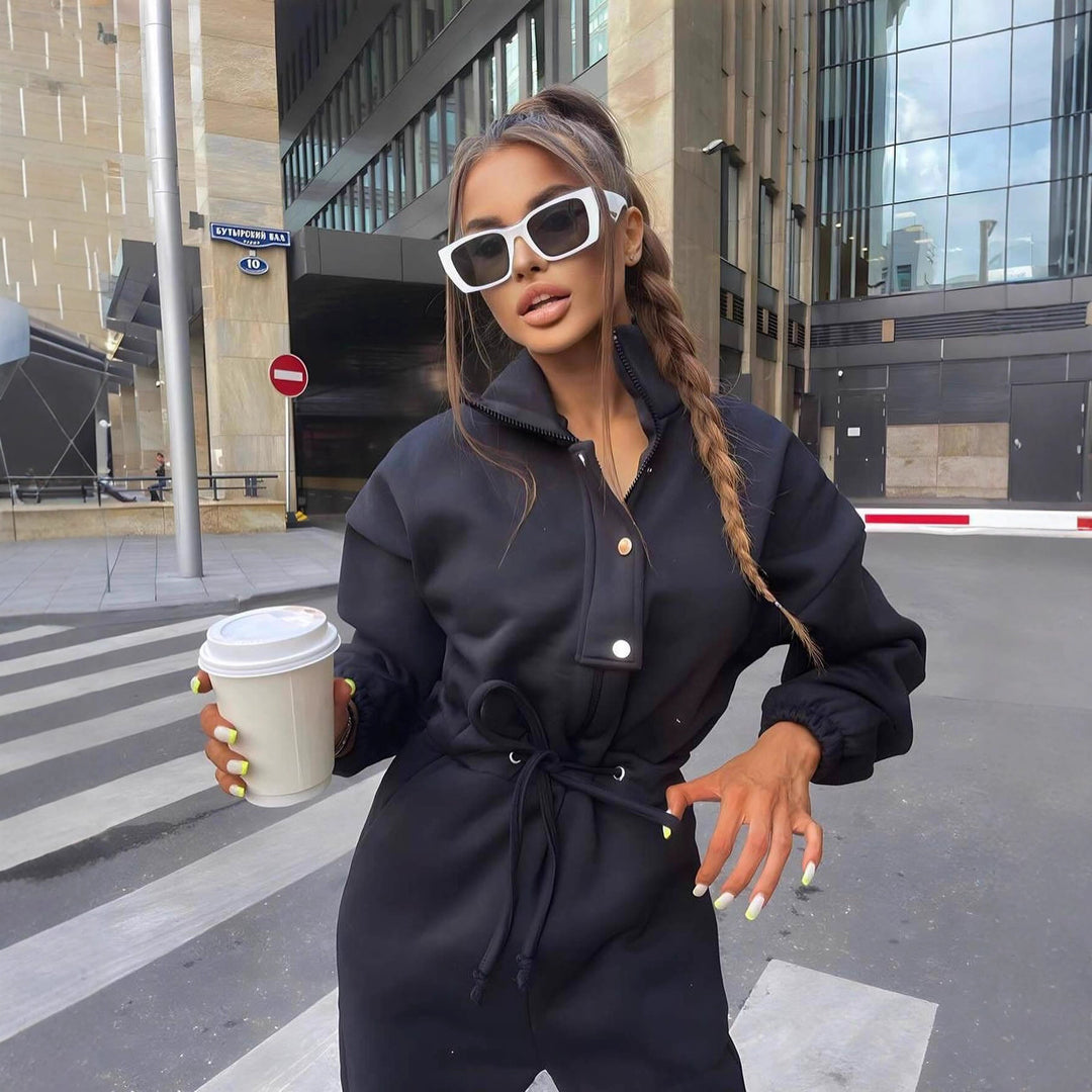 Damen taillierter Velours-Jumpsuit mit Tunnelzug Stehkragen und elastischen Bündchen Eichborn Berlin