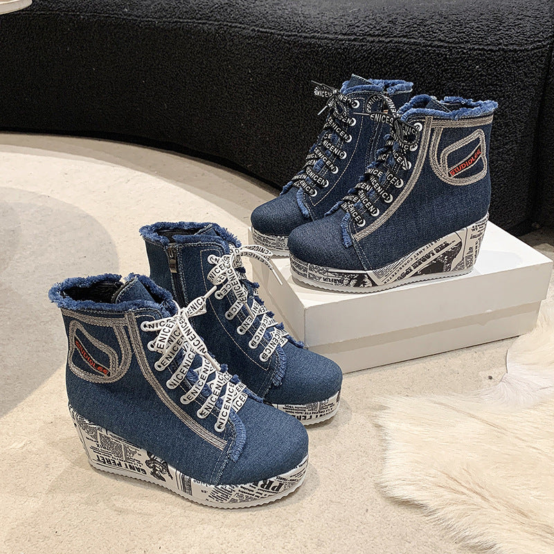 Damen nan Denim-Keilstiefelette mit Plateausohle im Zeitungsprint, Fransenabschluss und seitlichem Reißverschluss EB