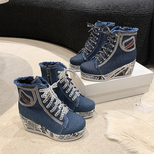 Damen nan Denim-Keilstiefelette mit Plateausohle im Zeitungsprint, Fransenabschluss und seitlichem Reißverschluss EB