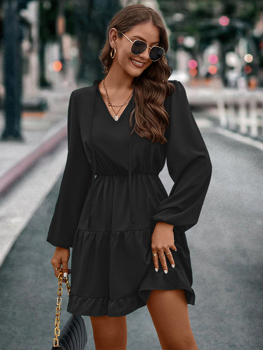 Damen kurzes Kleid mit lässigem Schnitt und Volantdetails EB