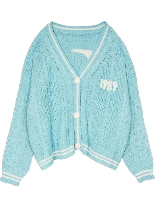 Damen nan kurze gestrickte V Ausschnitt Strickjacke mit Zopfmuster und Perlmuttknöpfen EB