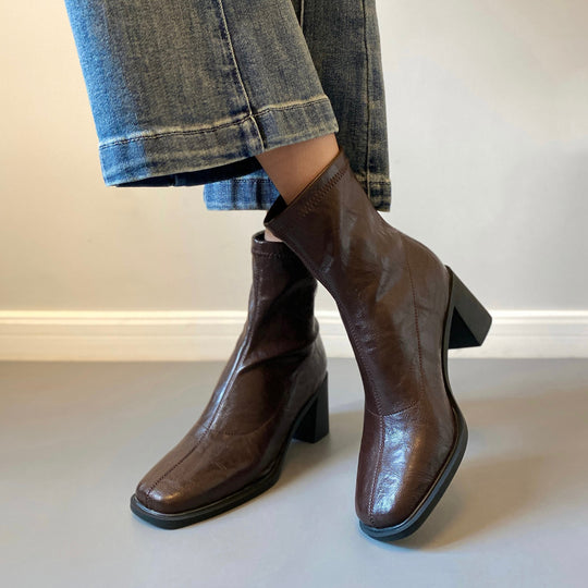 Damen Stiefeletten mit hohem Blockabsatz und eleganter Silhouette EB