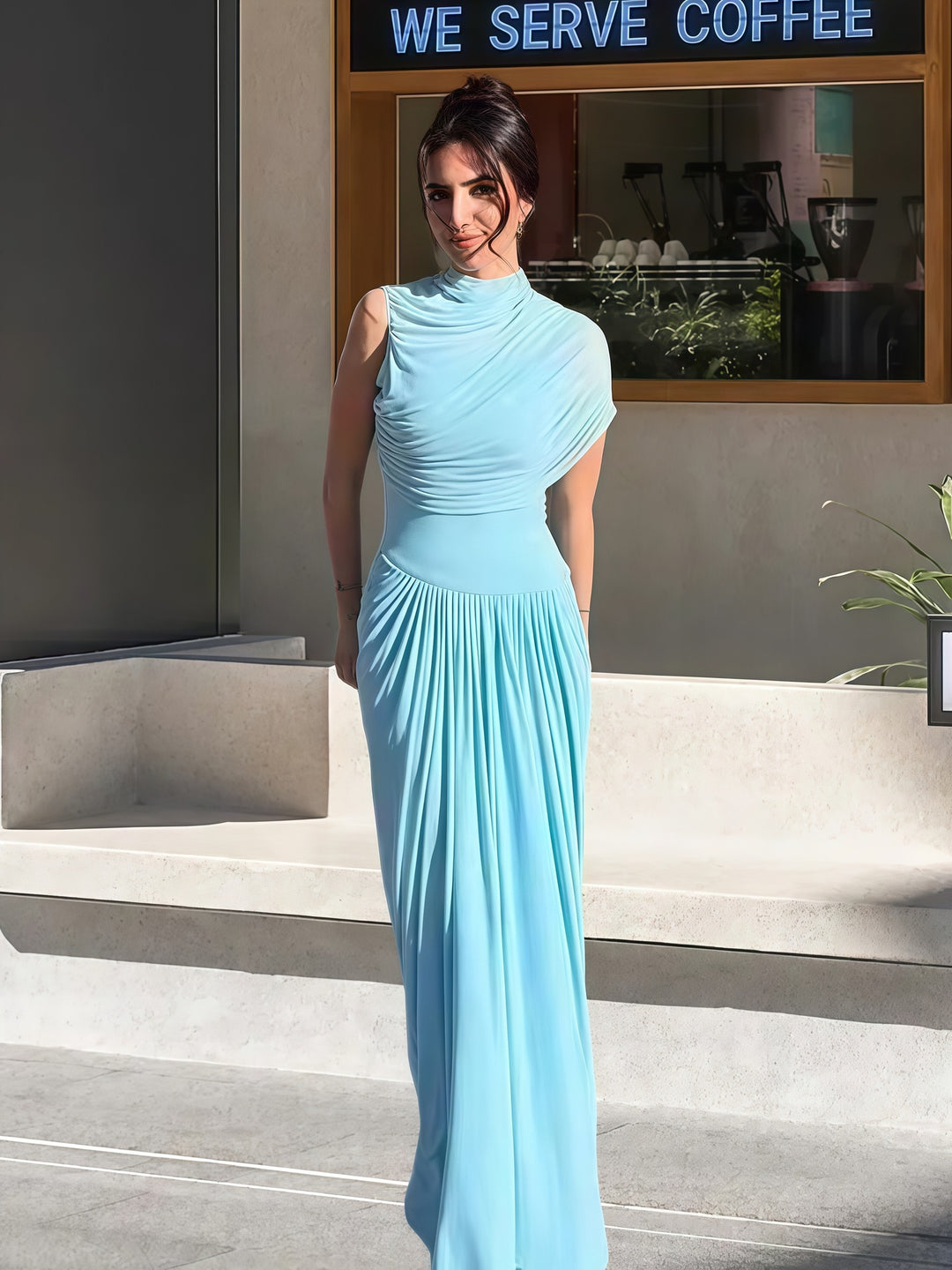 Damen Elegantes Maxikleid mit asymmetrischem Oberteil und sanften Drapierungen EB