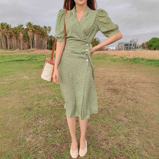 Damen Wickelkleid mit charmanten Puffärmeln und eleganten Knopfdetails EB