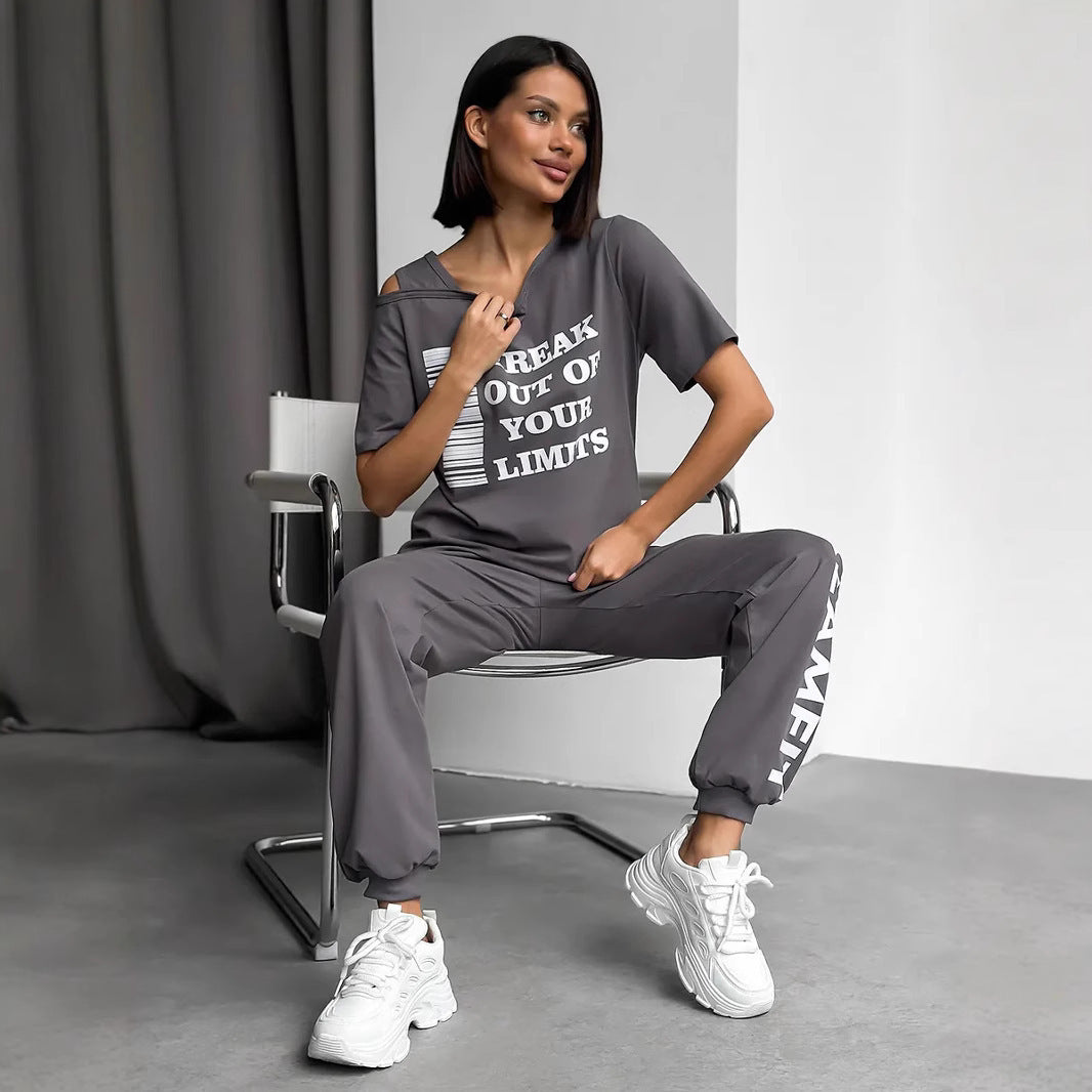 Damen lässiges Lounge-Set mit Cut-Out Schulter und Statement-Print Eichborn Berlin