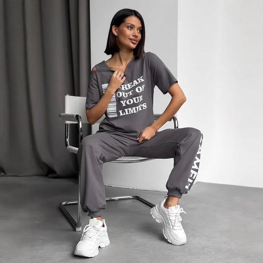 Damen lässiges Lounge-Set mit Cut-Out Schulter und Statement-Print Eichborn Berlin