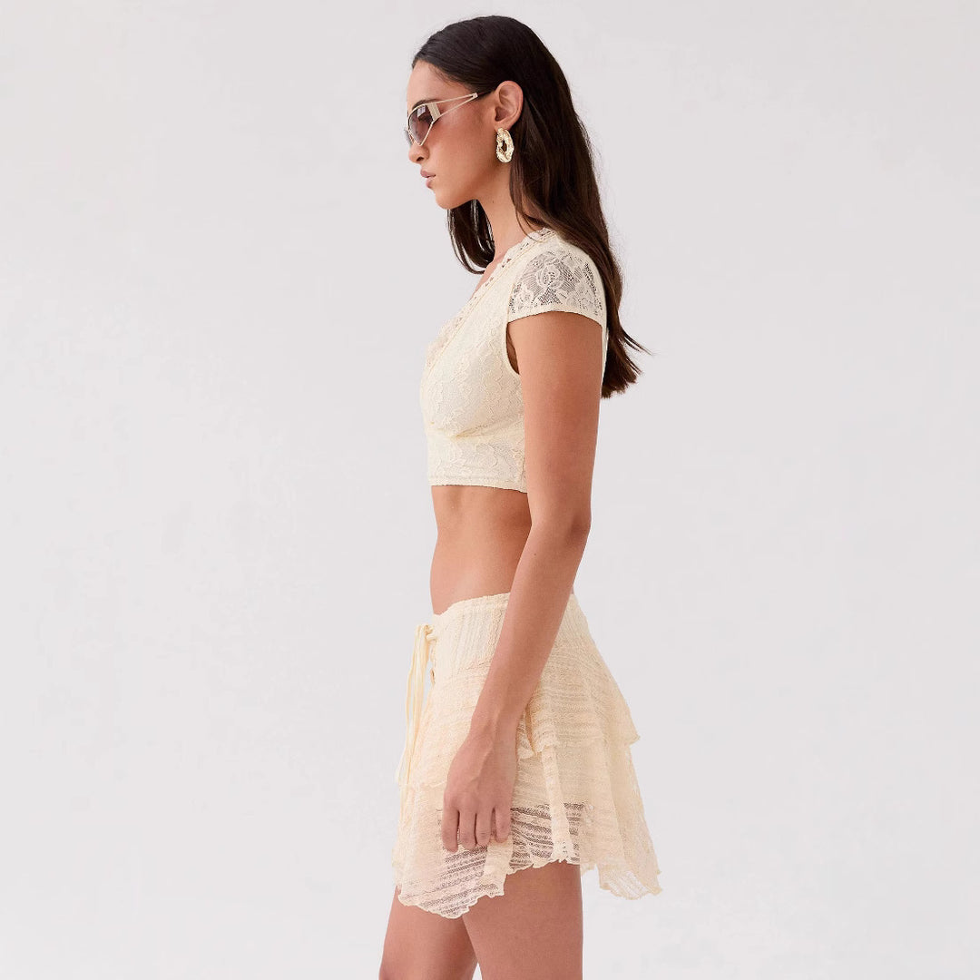 Damen Crop-Top mit raffiniertem Spitzenbesatz und verspieltem Minirock EB