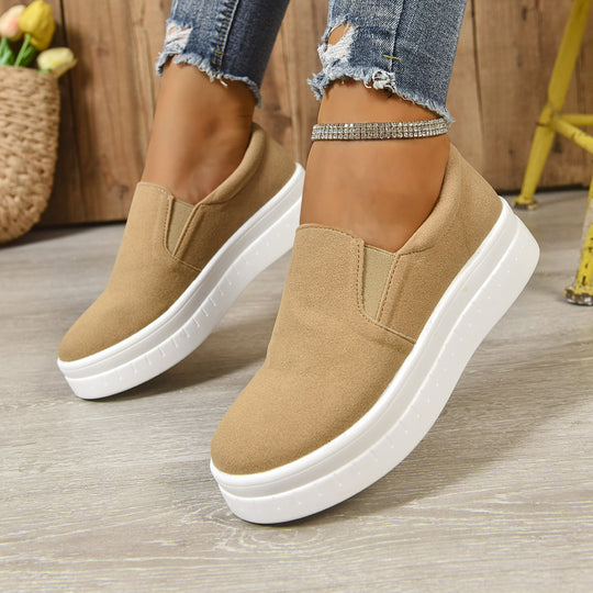 Damen Slip-On Freizeit-Sneaker mit breiter Leichtlauf-Plateausohle weichem Microvelours-Obermaterial und elastischen Seiteneinsätzen EB