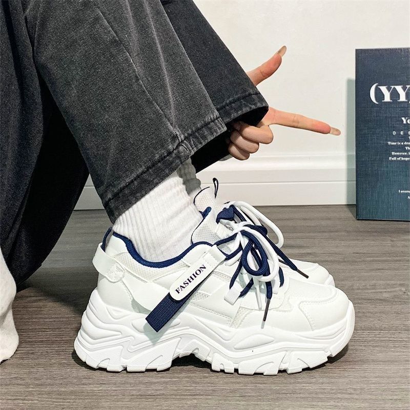 Damen Chunky Sneaker mit rutschfester Sohle und modischen Details EB