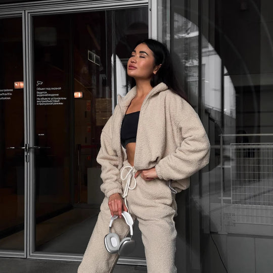 Damen Teddy-Fleece-Loungewear Set mit halbem Reißverschluss elastischem Tunnelzugbund und weitem Bein Eichborn Berlin