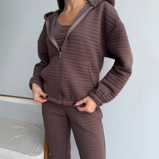 Damen gesteppter Quilt-Lounge-Zweiteiler aus Soft-Fleece mit Kapuzen-Zipjacke, High-Waist-Bundhose und Bustier-Top Eichborn Berlin