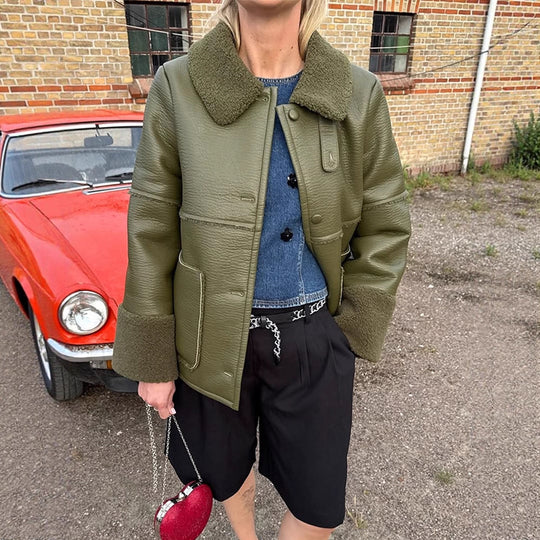 Damen Kunstlederjacke mit flauschigem Kragen und praktischen Taschen EB