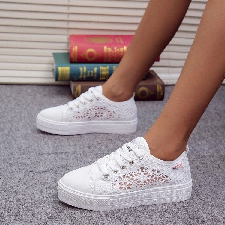 Damen Sneaker mit filigranem Spitzenmuster EB