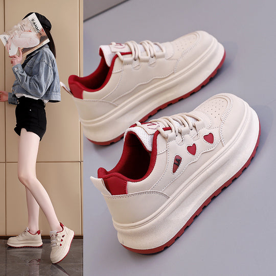 Damen Sportliche Sneakers mit Herz-Akzenten und kompaktem Profil EB