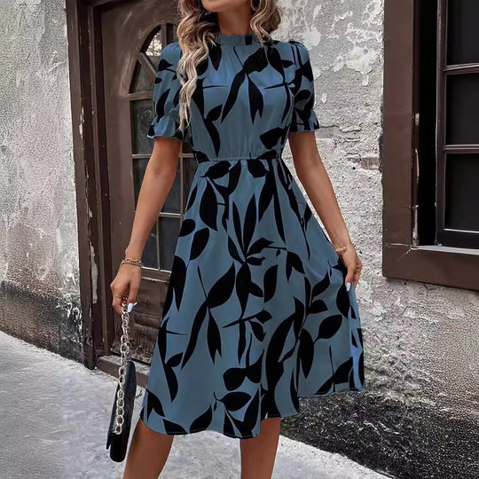 EB | Kleid mit Rundhalsausschnitt und Rüschen