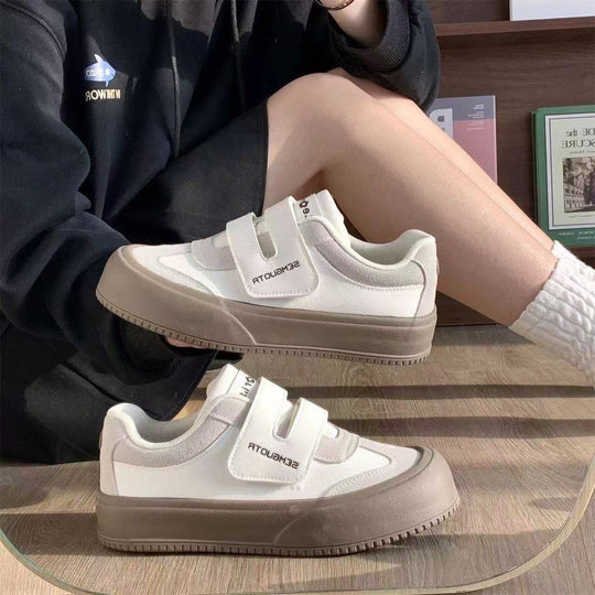 Damen Bequeme Sneaker mit doppeltem Klettverschluss und dämpfender Sohle EB