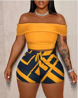 Damen Stylisches Off-Shoulder Oberteil mit gemusterter Shorts EB