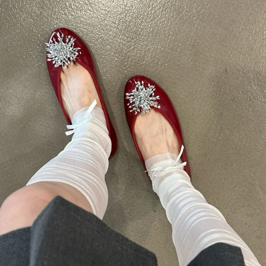 Damen Ballerinas mit außergewöhnlichem Blumendekor und glänzender Oberfläche EB