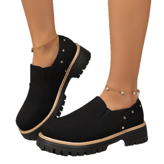 Damen Modische Slipper mit robustem Sohlenprofil und eleganten Nietenakzenten EB