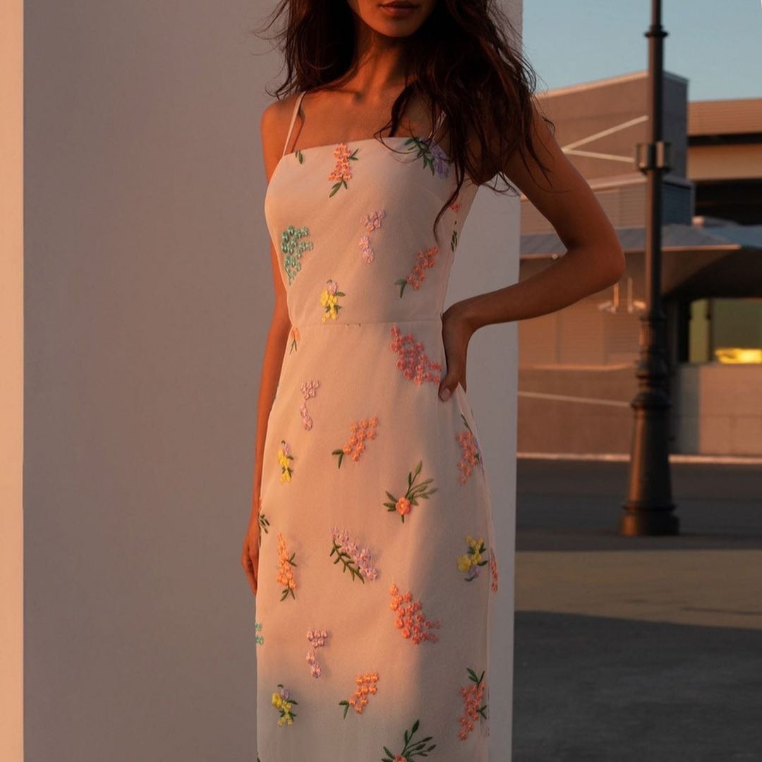 Damen Maxikleid mit floraler Handstickerei und zartem Trägerdesign EB