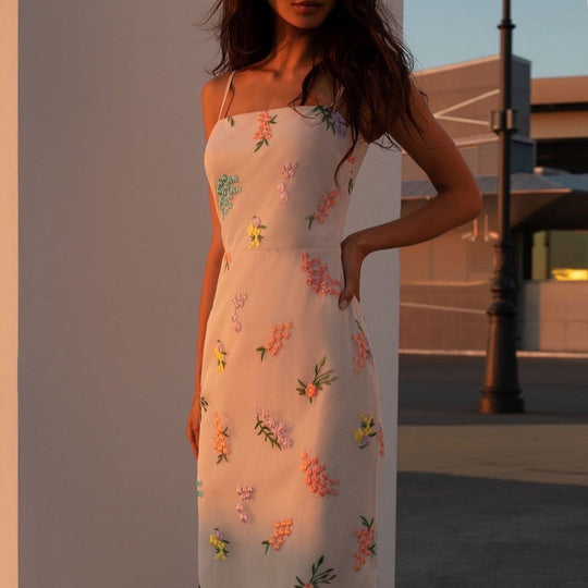 Damen Maxikleid mit floraler Handstickerei und zartem Trägerdesign EB