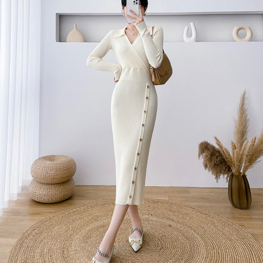 Damen Strickkleid mit Knopfdetail und elegantem V-Ausschnitt EB