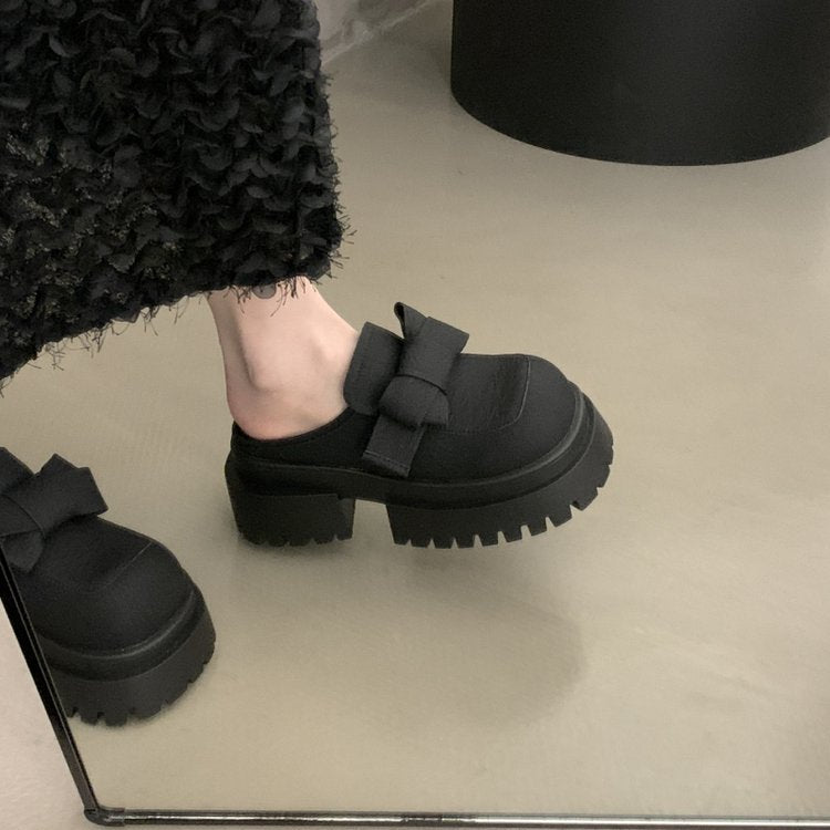 Damen Stilvolle Clogs mit trendigem Riemen und rutschfester Sohle EB