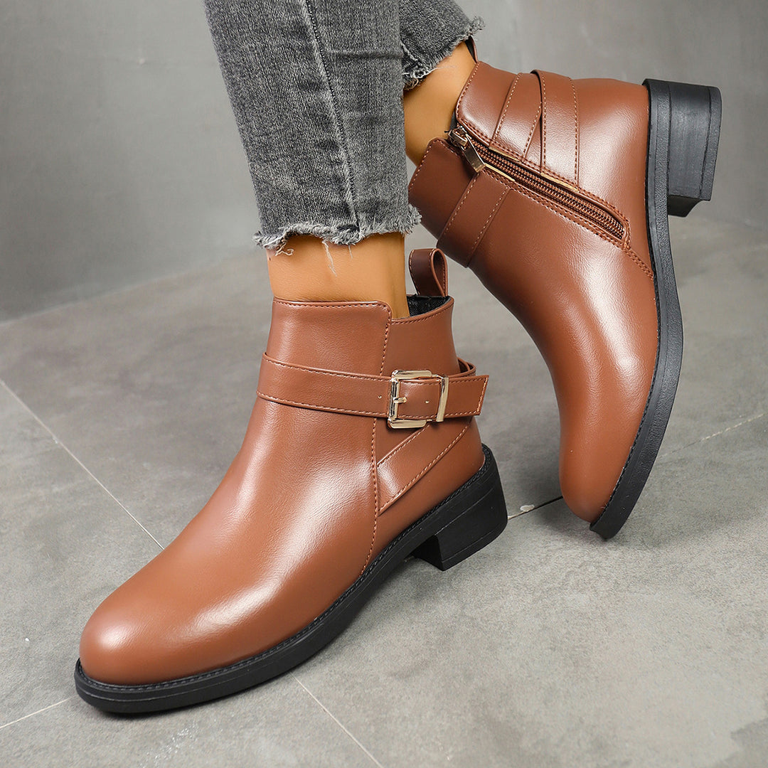 Damen kurze Biker-Stiefelette mit dekorativer Schnallenlasche, seitlichem Reißverschluss und gepolstertem Komfortfußbett EB