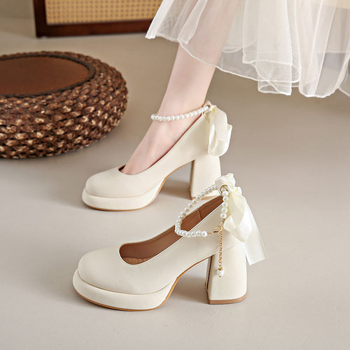 Damen elegante Blockabsatzpumps mit Perlenschmuck und transparentem Riemchen EB