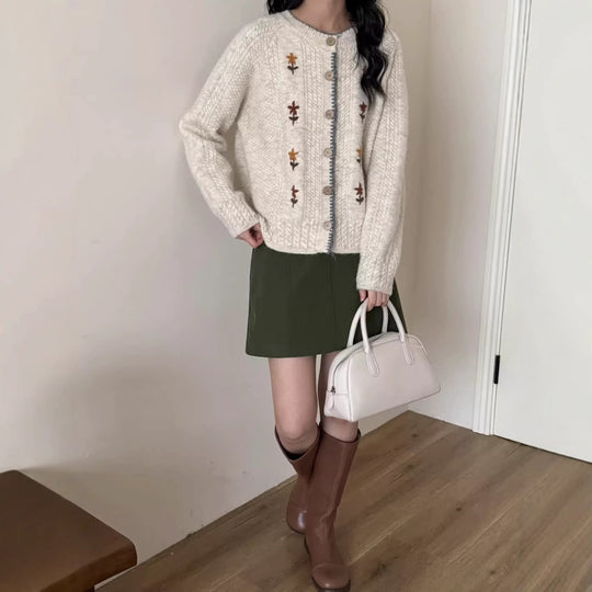 Damen Strickjacke mit floralem Design und hochwertigen Knopfdetails EB