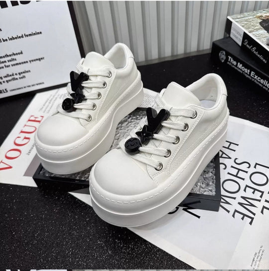Damen Modische Sneakers mit auffälligem Design EB