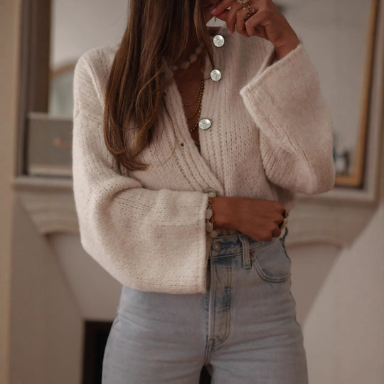 Damen kuschelige Strickjacke mit oversized Ärmeln und eleganten Perlenknöpfen EB
