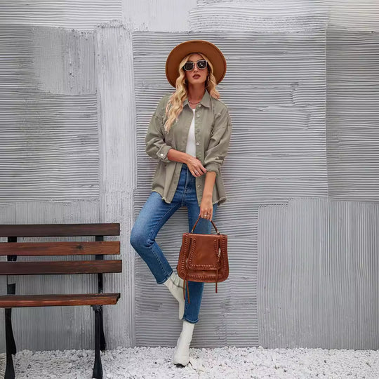 Damen Oversized Denim Jacke mit fransigen Details und Knopfleiste EB