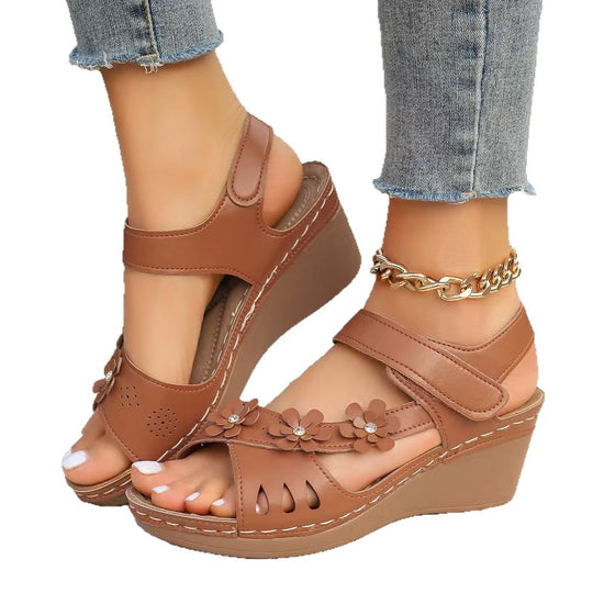 Damen Bequeme Wedge-Sandaletten mit Blumenapplikationen und individuell verstellbarem Riemen EB
