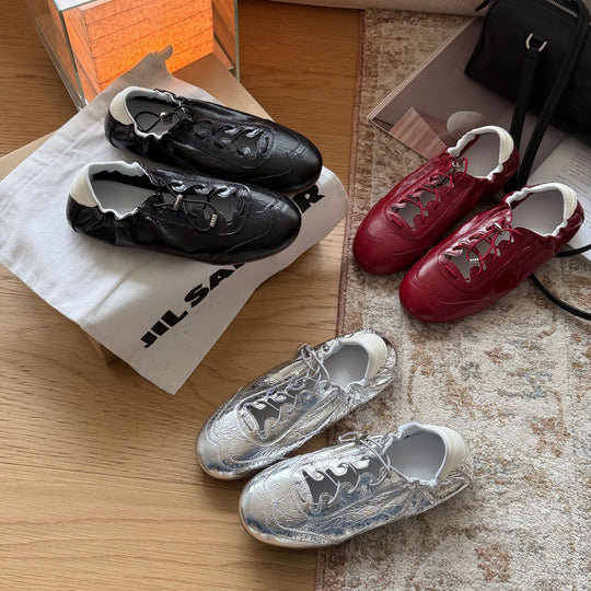 Damen Sportliche Sneakers aus glänzendem Metallic-Leder mit flexiblem Schnürsystem EB