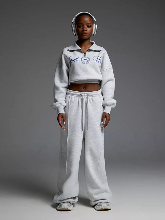 Damen gekürztes Halfzip-Sweatshirt mit Collegestickerei und weit geschnittene High‑Waist Lounge-Jogginghose Eichborn Berlin