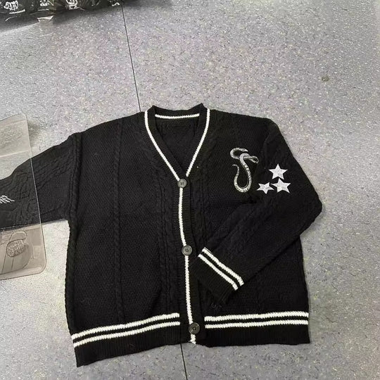 Damen nan gestrickte College-Cardigan mit Zopfmuster, V-Ausschnitt, kontraststreifen und gestickten Applikationen EB