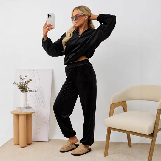 Damen samtiges zweiteiliges Lounge-Set mit Kapuzen-Halbzip und elastischer Bundhose EB