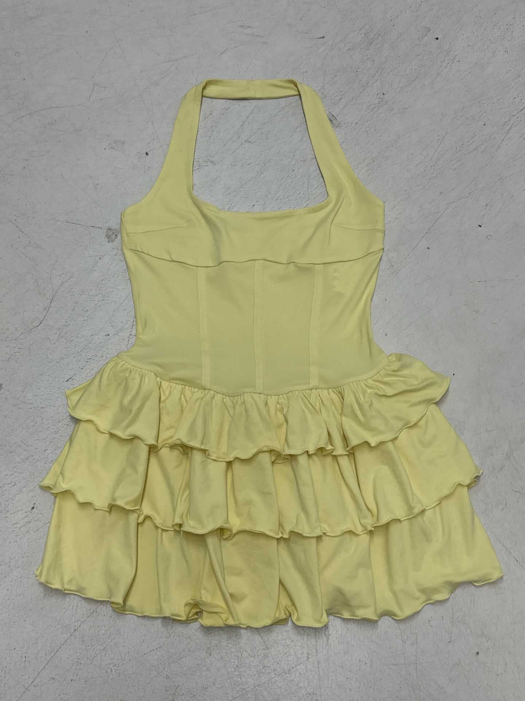 Damen Wickelkleid mit voluminösem Rüschensaum und eleganter Silhouette EB