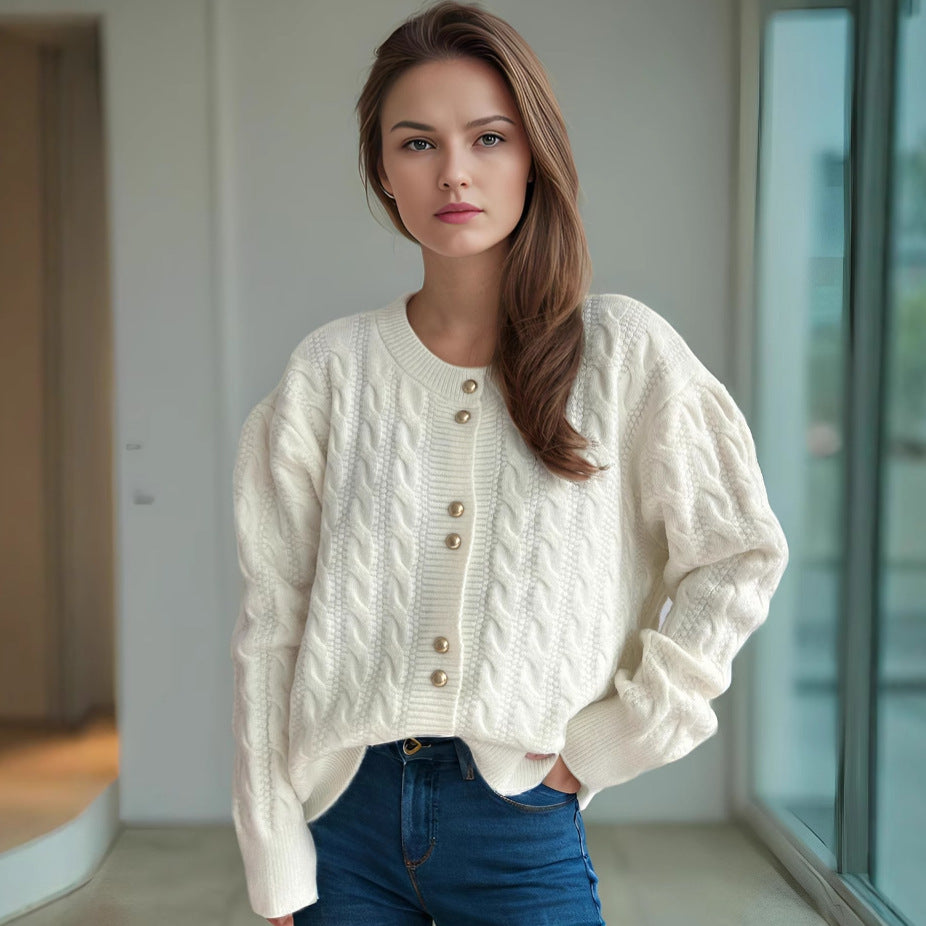 Damen Strickjacke mit eleganter Zopfmusterstruktur und dekorativen Knöpfen EB