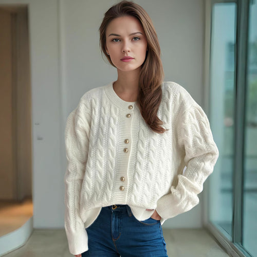 Damen Strickjacke mit eleganter Zopfmusterstruktur und dekorativen Knöpfen EB