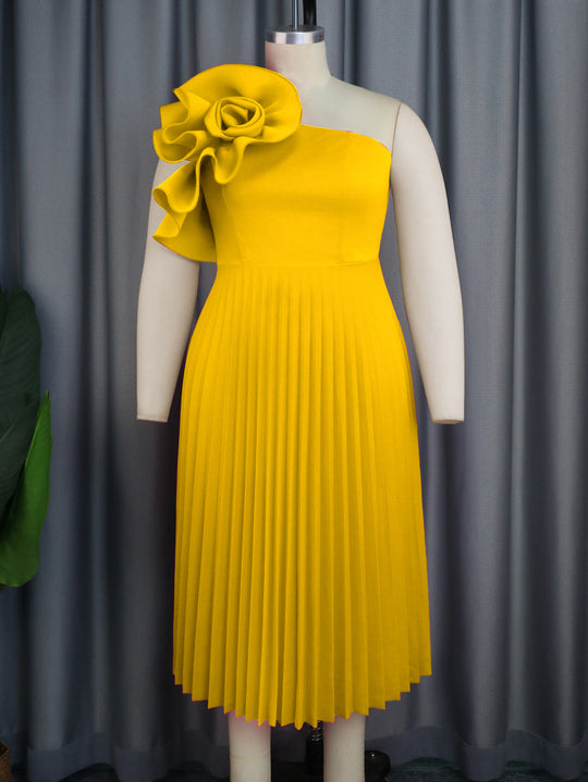 Damen Faltenrock Abendkleid mit asymmetrischem Schnitt und dekorativer Blütenapplikation EB