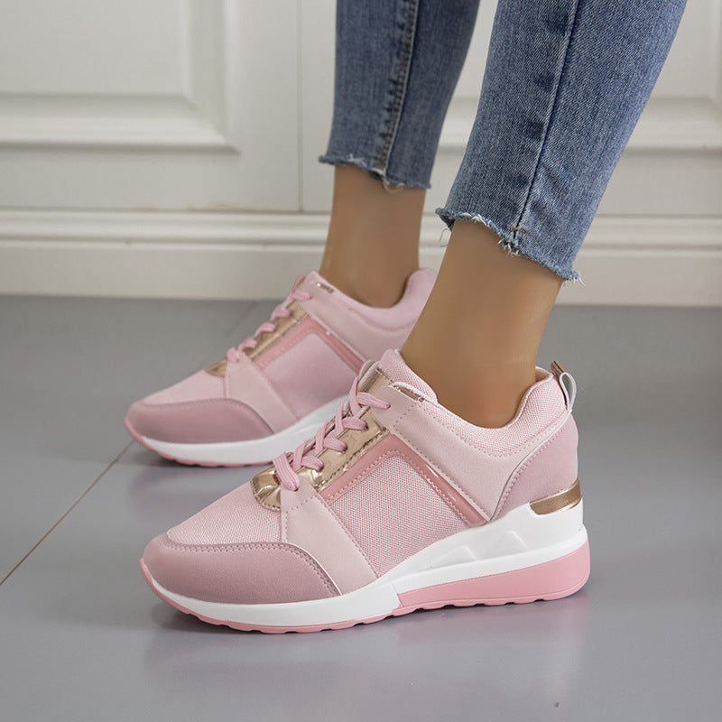 Damen  Keil‑Sneaker mit perforiertem Microfaser‑Upper, gepolsterter Fersenkappe und rutschfester Profilsohle EB